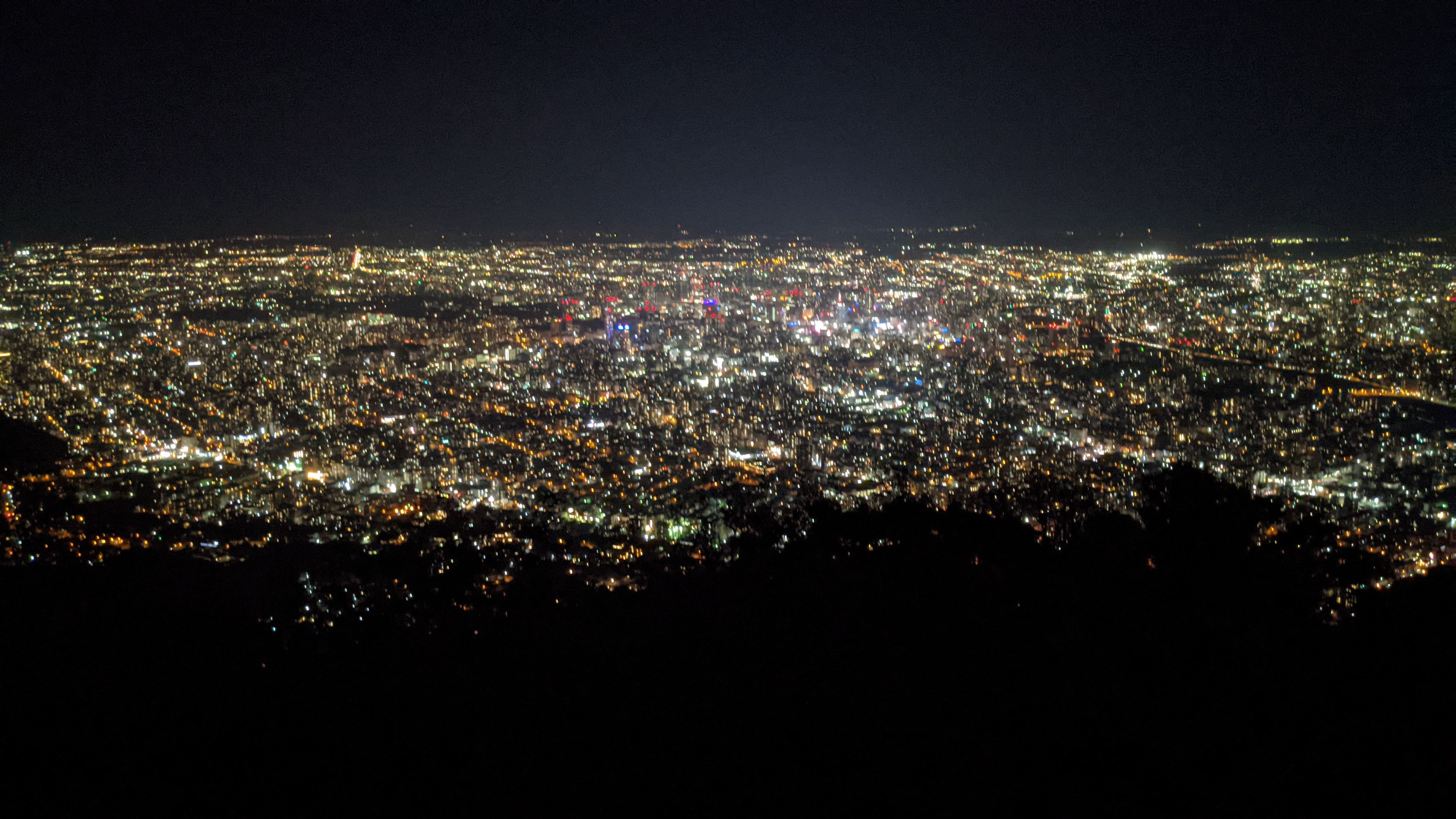 展望台から見渡す夜の市街地
