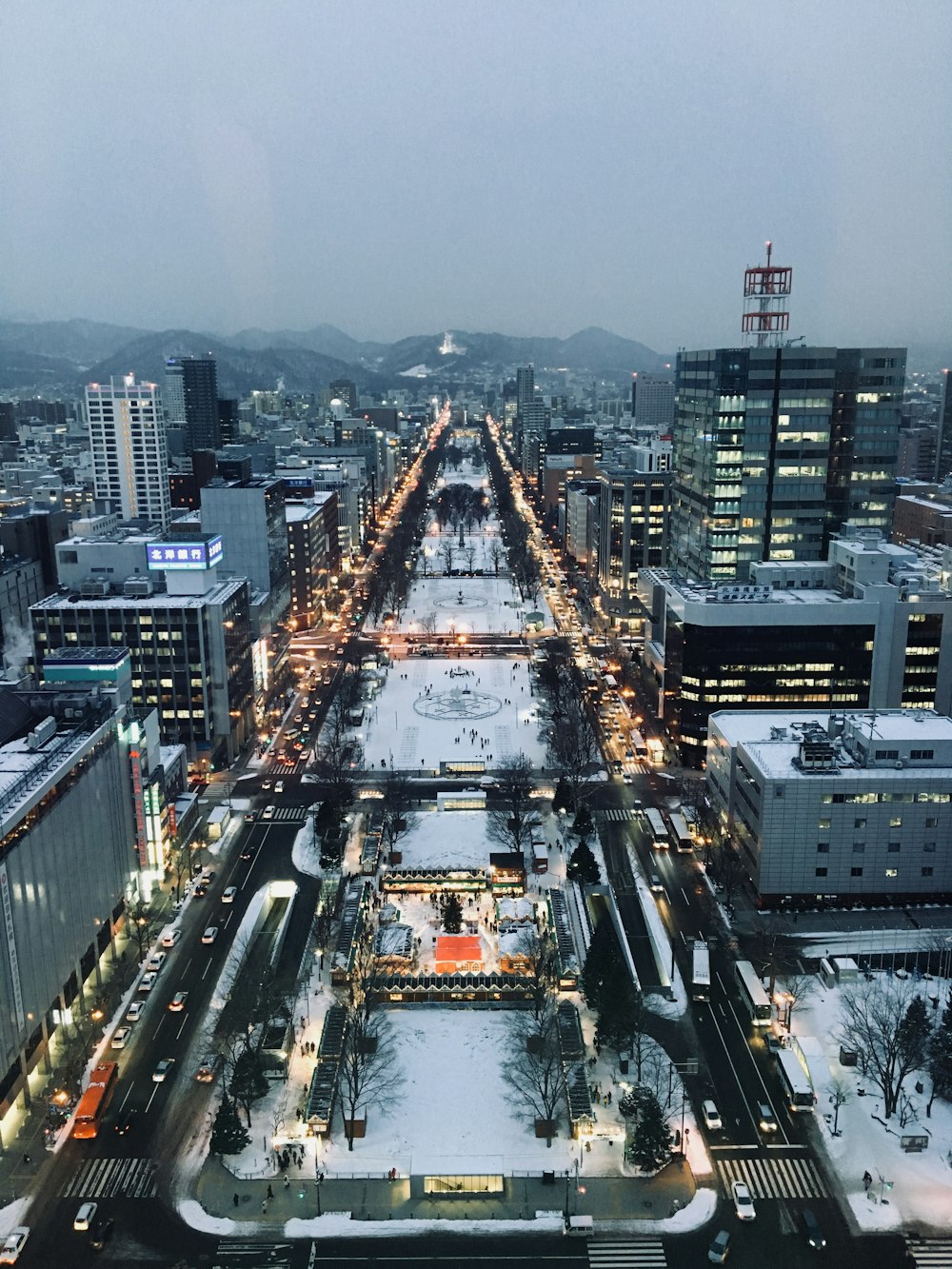 夜に輝く札幌の高層ビル群